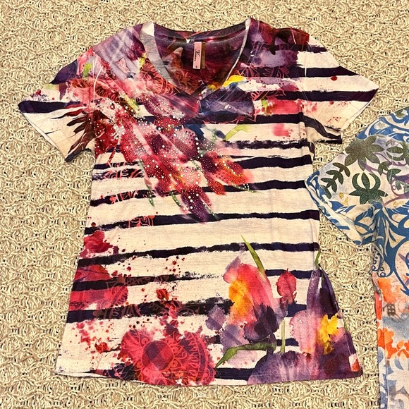 Women’s Kiara Beaded/Tie Dye Shortsleeved Tops - Picture 3 of 9